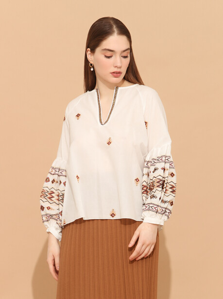 Blusa con decorazioni etniche - 1