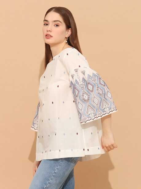 Blusa con decorazioni etniche - 3