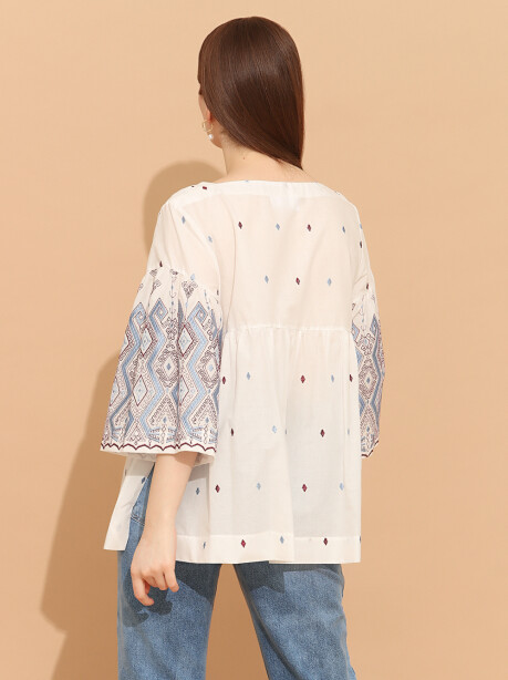 Blusa con decorazioni etniche - 5