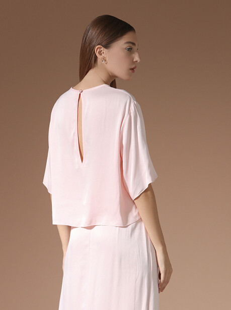 Blusa in satin con oblò posteriore - 4