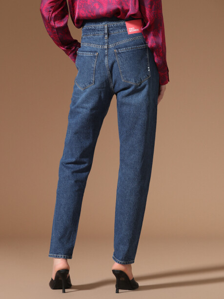 Mom-fit model denim with double belt - 4