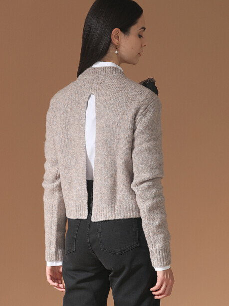 Merino wool sweater with broche - 3