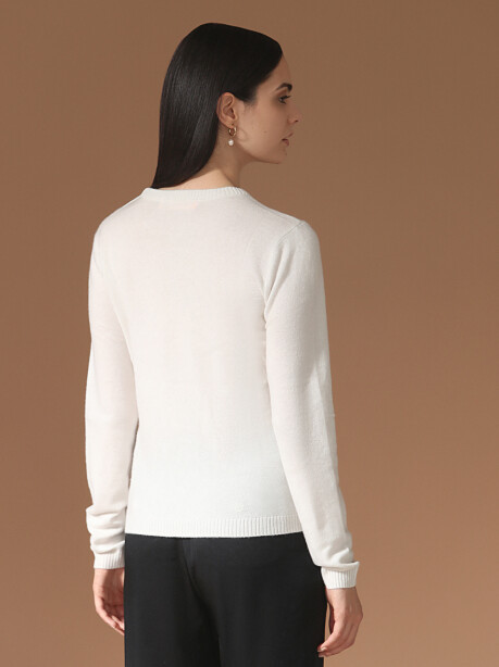 Cashmere sweater with jewel buttons on the shoulder - 4