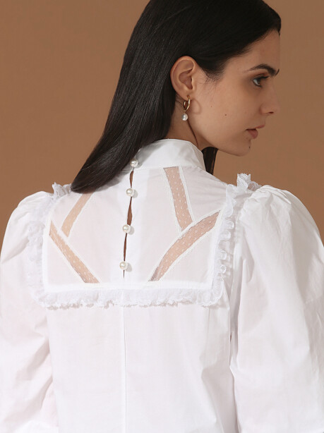 Blusa a collo alto con balze e decorazioni sul retro - 6