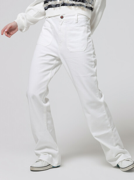 Jeans in denim bianco con decorazione di tasche sul fronte - 5