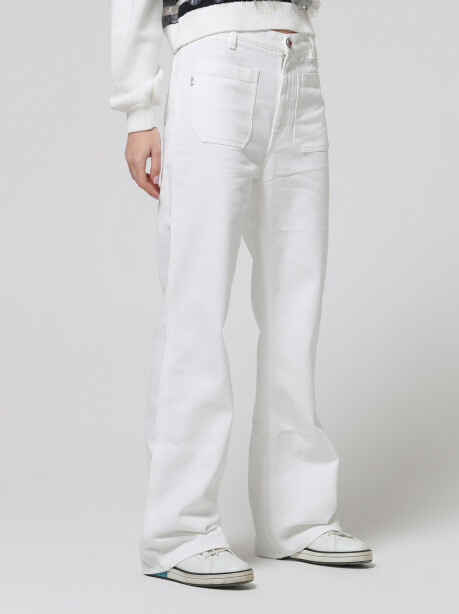 Jeans in denim bianco con decorazione di tasche sul fronte - 4