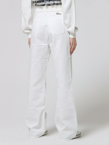 Jeans in denim bianco con decorazione di tasche sul fronte - 6