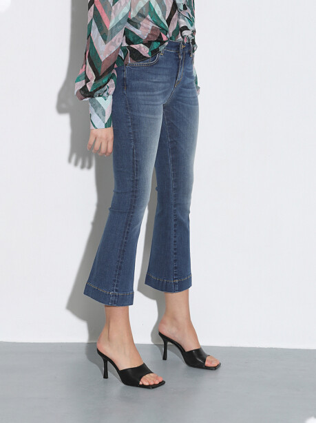 Flare jeans cut at the ankle - 4