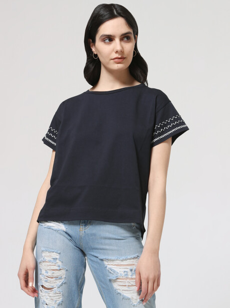 T-shirt in cotone con ricamo - 5