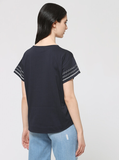 T-shirt in cotone con ricamo - 6