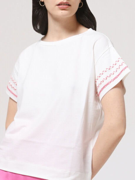 T-shirt in cotone con ricamo - 4