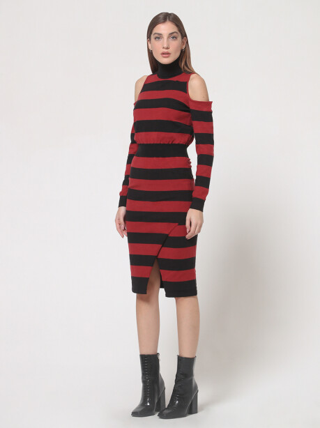 Knitted sheath dress with bare shoulders - 6