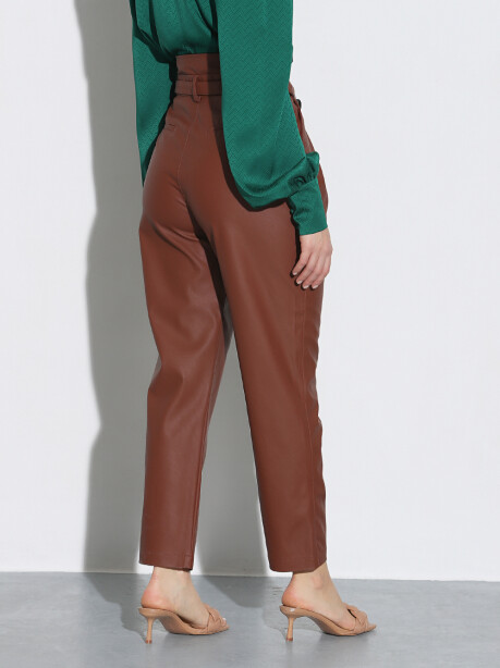 Pantaloni in similpelle con fibbia - 2