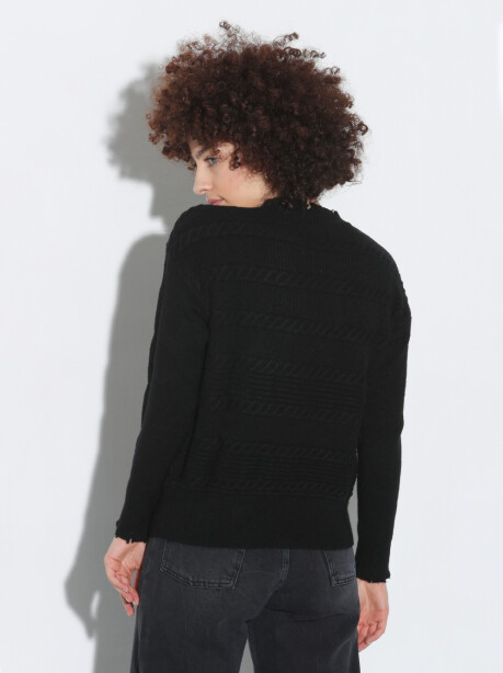 Pullover with braid motifs - 2