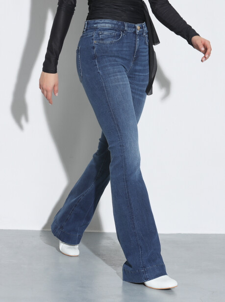 Jeans modello flare a fondo ampio - 1