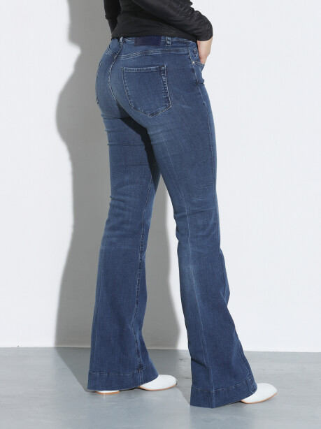 Jeans modello flare a fondo ampio - 2