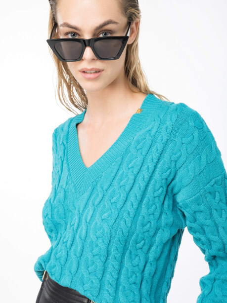 Boxy sweater with mix of cables - 3