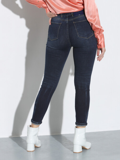 Jeans modello aderente con cintura - 2