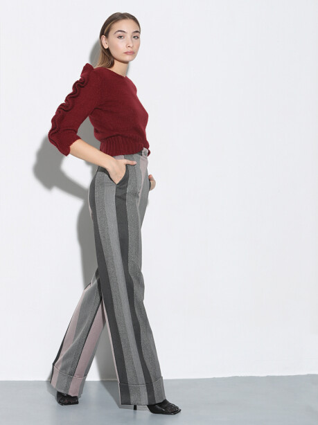 Sweater with ruffles - 6