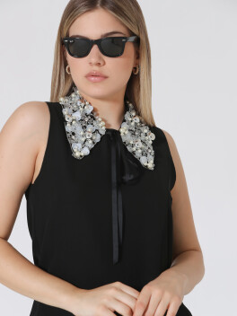 Collar with jewel applications and pearls - 3