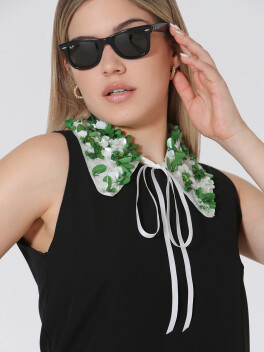 Collar with jewel applications and sequins - 3