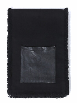Maxi sciarpa nera con tasche ecopelle