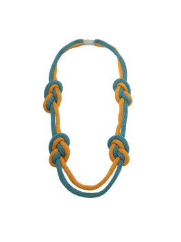 Two-tone necklace woven with knots