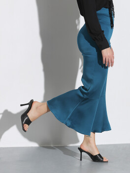 Pantaloni aderenti con fondo a balze - 3