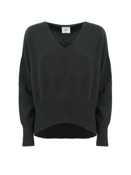 Box model V-neck sweater