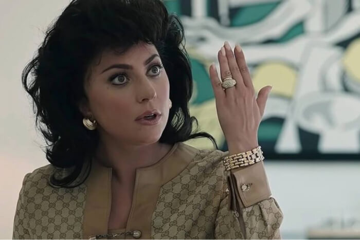 House of Gucci  | Lady Gaga nella scena in cui indica la fede a Driver indossa indossa un caftano in tessuto canvas jacquard Original GG con dettagli in pelle, del 1969.